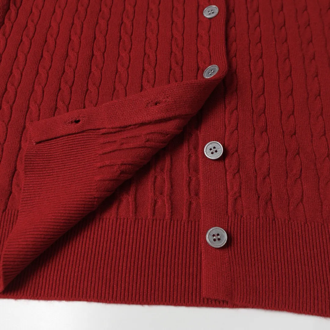 P166 Style No.: 602 -Ralph Lauren RL cardigan with classic war horse logo embroidery on the chest, long-sleeved sweater sweater jacket -The item is made of custom-dyed and custom-spun yarn, purchased from the original version. A full set of customized accessories. Details determine success or failure. Heavy new autumn and winter style. The weight of the item is as high as 800 grams. It is soft and delicate and does not tie the body. The upper body effect is very nice. Loose fit. Women's style. -Color: black, off-white, milk tea, light gray, dark gray. Navy blue red khaki red - Size: S / M / L S size 80-100 catties M size 100-120 catties Large size 120-135 catties